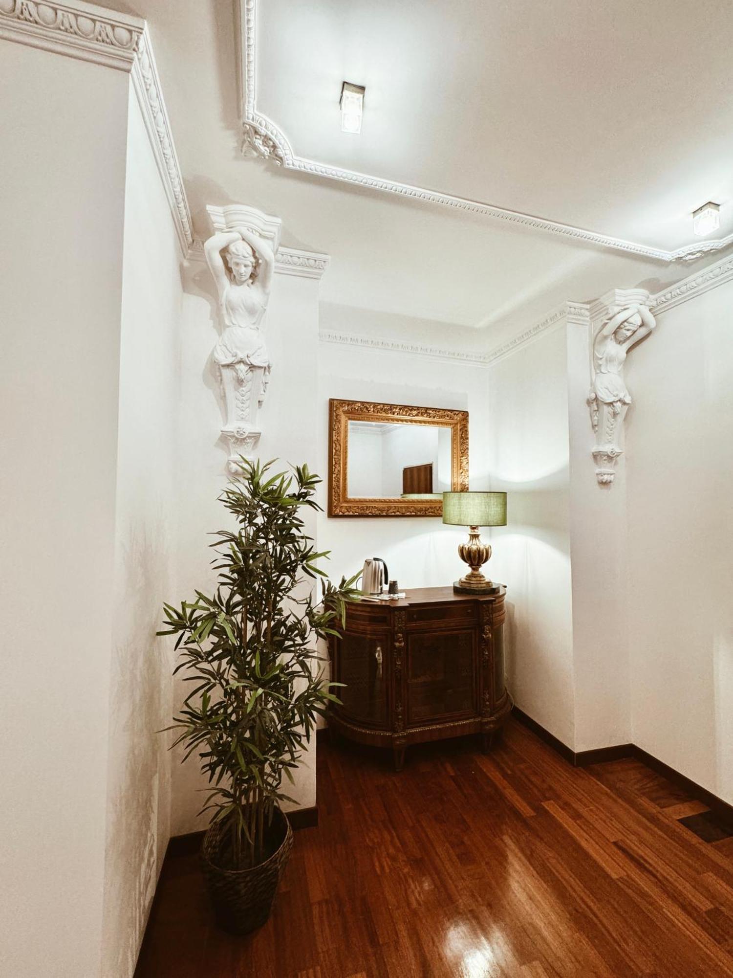 Residenza Tritone Luxury Guest House Trevi Fountain ローマ エクステリア 写真