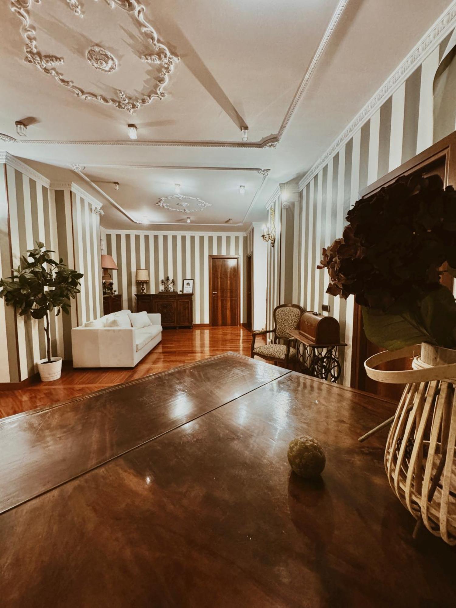 Residenza Tritone Luxury Guest House Trevi Fountain ローマ エクステリア 写真